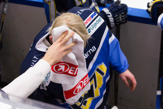 s målvakt Viktor Kokman fick en puck i huvudet i