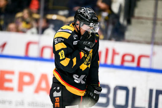 Skellefteås Adam Pettersson  fick en smäll i ansiktet