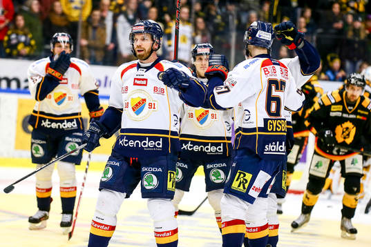 Djurgårdens Mikael Samuelsson jublar