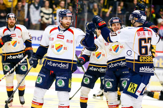 Djurgårdens Mikael Samuelsson jublar