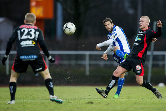 IFK Göteborgs Mattias Bjärsmyr slår en passning