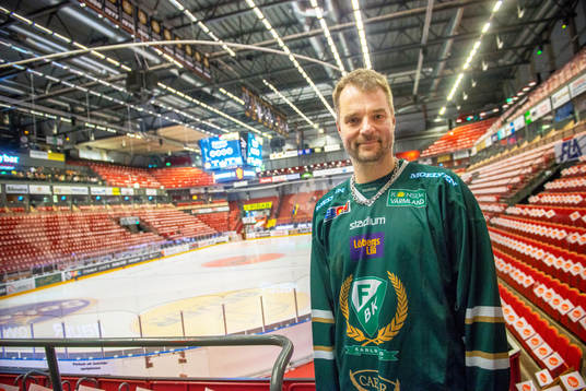 En Färjestadssupporter före ishockeymatchen i SHL mellan