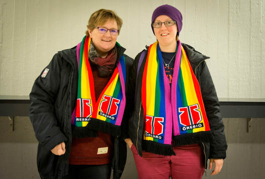 Två örebrosupportrar med halsdukar man dagens tema,