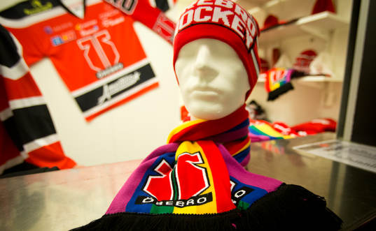 Pridetema i Örebro innan  ishockeymatchen i SHL mellan