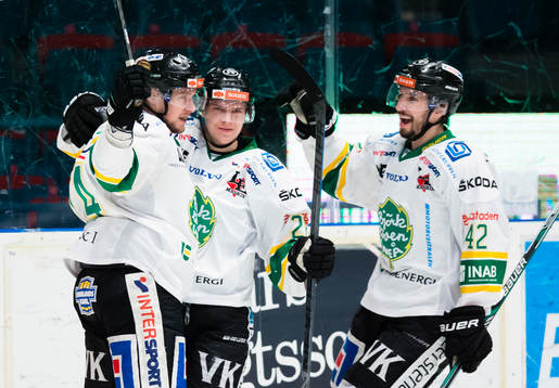 Björklövens Stefan Öhman (v) gör 0-1 och gratuleras av