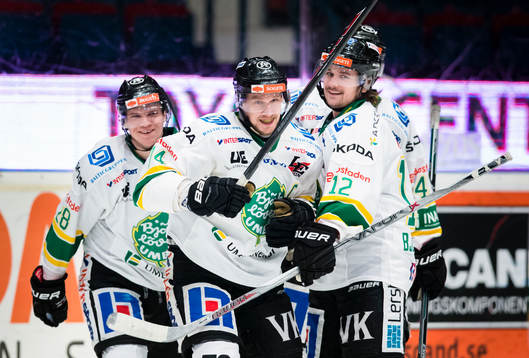 Björklövens Stefan Öhman (m) gör 0-1 och gratuleras av