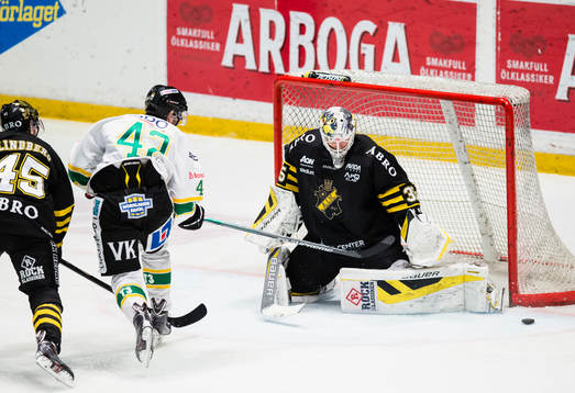 s målvakt Robin Rahm med en räddning framför