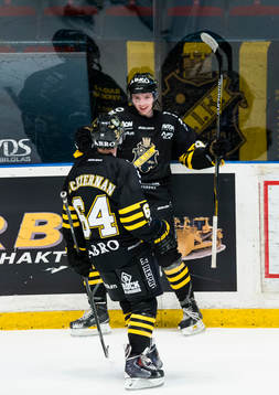 s Robin Kovacs gör 2-1 och gratuleras av Ryan McKiernan (h)