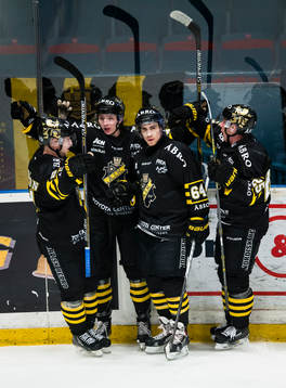 s Robin Kovacs (2:a vänster) gör 2-1 och gratuleras av