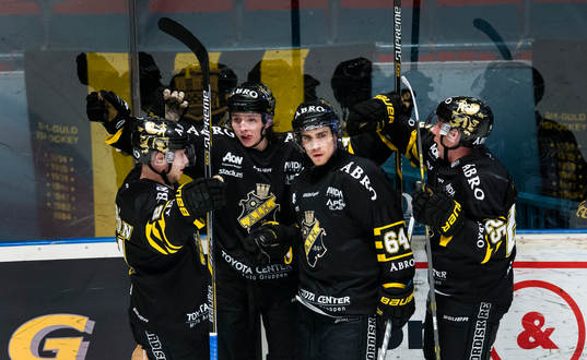 s Robin Kovacs (2:a vänster) gör 2-1 och gratuleras av