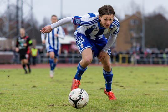 IFK Göteborgs Lasse Vibe försöker hålla balansen
