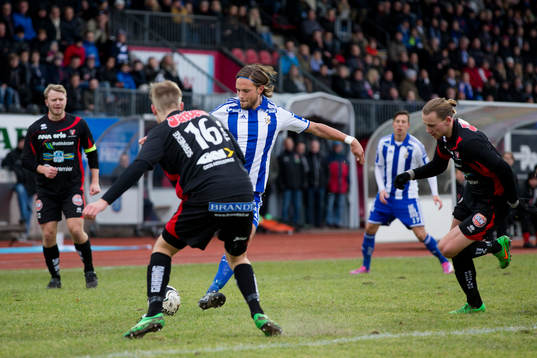 IFK Göteborgs Tom Pettersson måttar ett inlägg mot