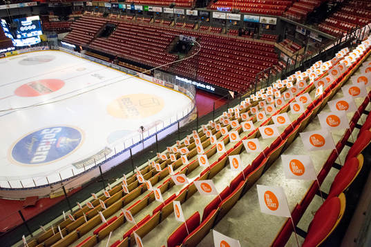 Vimplar för Unicef på varje säte före ishockeymatchen i