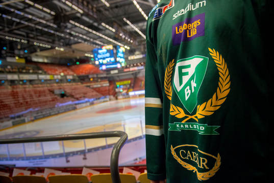 En Färjestadssupporter före ishockeymatchen i SHL mellan