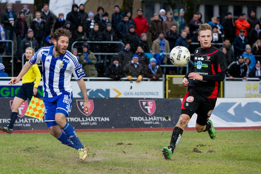 IFK Göteborgs Emil Salomonsson slår ett inlägg