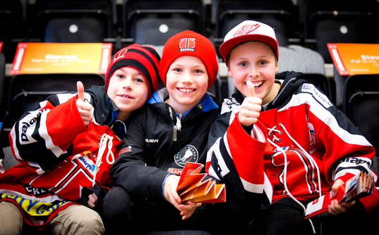 Glada Örebrosupportrar innan ishockeymatchen i SHL mellan