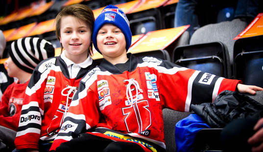 Glada Örebrosupportrar innan ishockeymatchen i SHL mellan