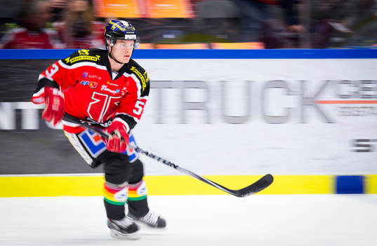 Örebros Bobbo Petersson värmer upp i färgglada pride