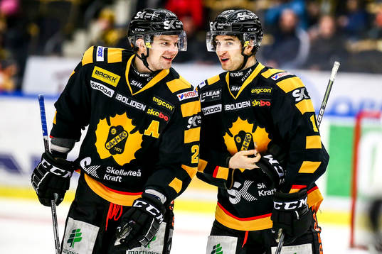 Skellefteås Janne Pesonen och Andrew Calof  jublar