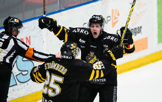 s Emil Lundberg gör 1-1 kvitteringen och firar med Conny