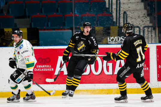 s Emil Lundberg jublar med Daniel Olsson Trkulja (h)