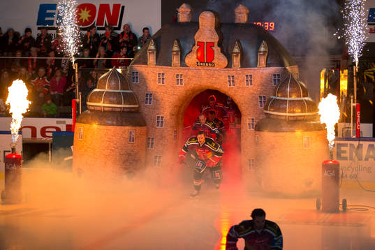 Örebro åker in på isen innan ishockeymatchen i SHL