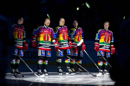 Örebro i sina pridetröjor vid lineup innan
