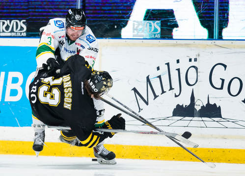 Björklövens Alexander Hellström med en crosschecking mot