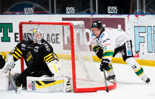 Björklövens Kim Karlsson försöker få in pucken bakom