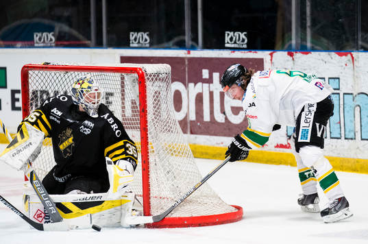 Björklövens Kim Karlsson försöker få in pucken bakom