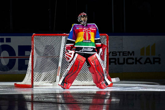 Örebros målvakt Julius Hudacek innan ishockeymatchen i