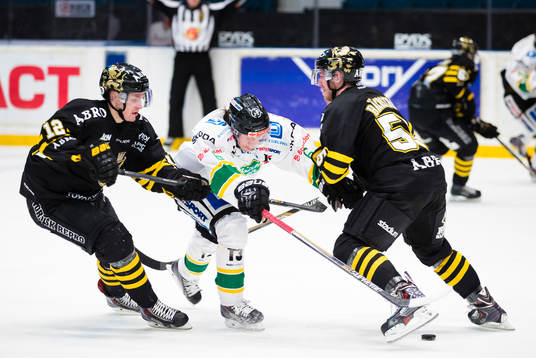 s Fredrik Hynning (v) och Nils Bäckström (h) får stopp