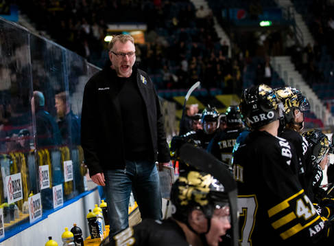 s tränare Peter Nordström reagerar