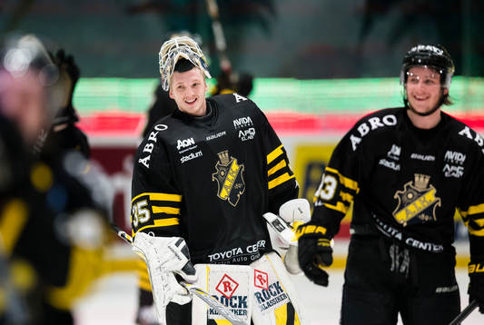 s målvakt Robin Rahm ser glad ut