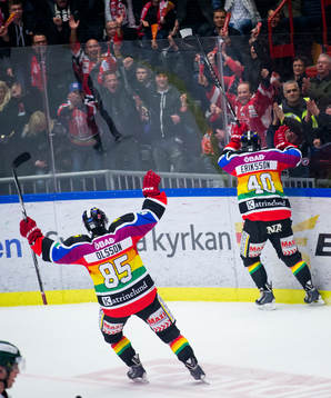 Örebros Anders Eriksson gör 1-0 och jublar med Kalle