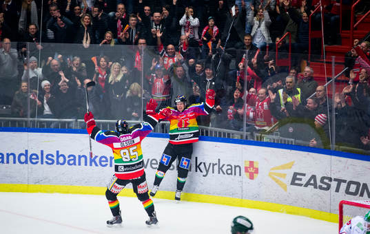 Örebros Anders Eriksson gör 1-0 och jublar med Kalle