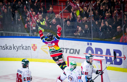 Örebros Anders Eriksson gör 1-0 och jublar