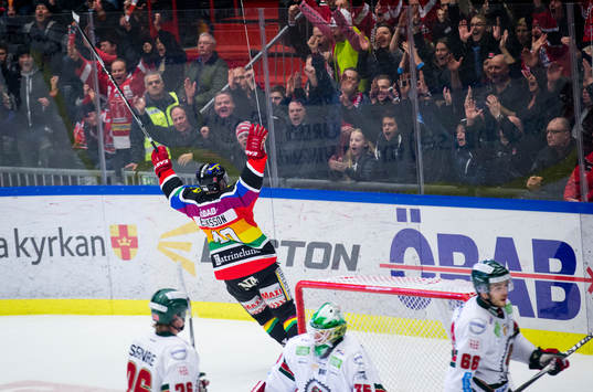 Örebros Anders Eriksson gör 1-0 och jublar