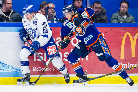 Leksands David Åslin jagas av Växjös Nick Johnson