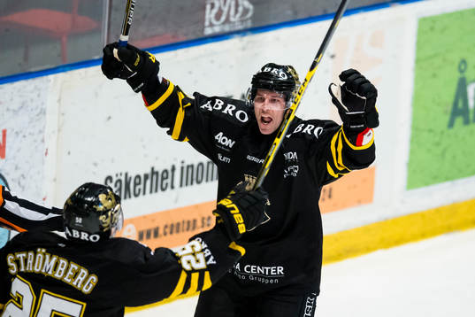 s Emil Lundberg firar 1-1 med Conny Strömberg (v)