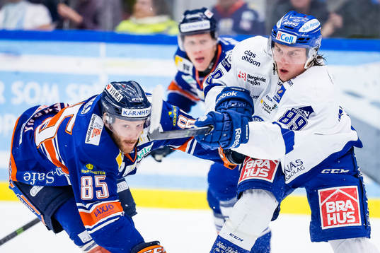 Leksands David Åslin jagas av Växjös Liam Reddox