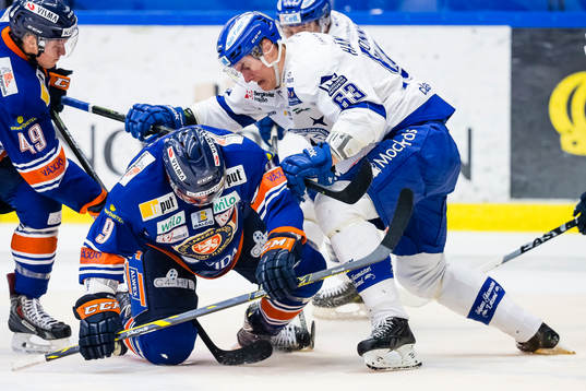 Kamp mellan Växjös Josh Hennessy och Leksands Fredrik