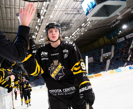 s Robin Kovacs firar 3-1 målet