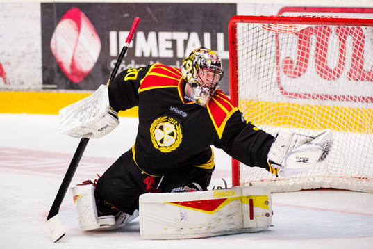 Brynäs målvakt Johan Holmqvist räddar skott