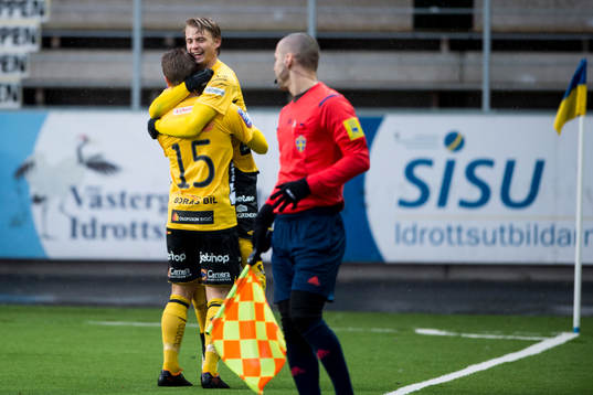 Elfsborgs Simon Hedlund jublar och kramas om av Andreas