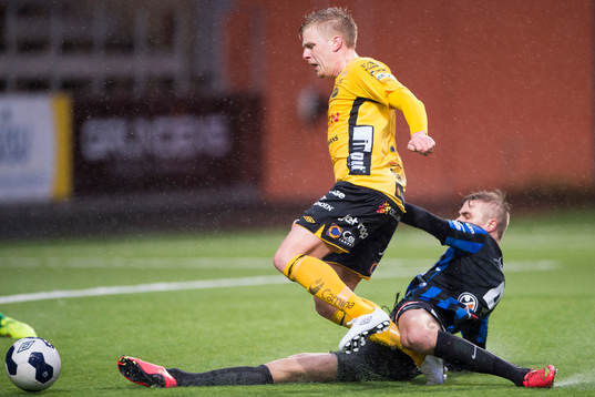 Sirius Oscar Pehrsson bryter bollen framför Elfsborgs Per
