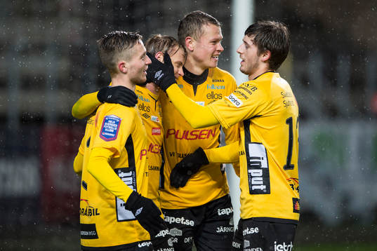 Elfsborgs Simon Hedlund klappas om