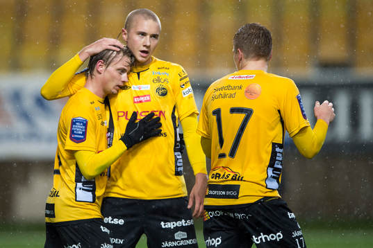 Elfsborgs Simon Hedlund klappas om av Sebastian Holmén