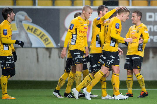 Elfsborgs Per Frick klappas om av Marcus Rohdén och jublar