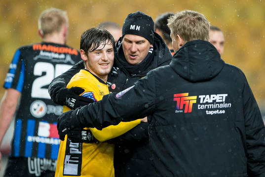 Elfsborgs Arber Zeneli kramas om av manager Magnus Haglund